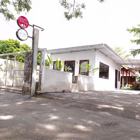 Mayeka Transit Hostel Bandara Internasional Lombok Praya Exterior photo